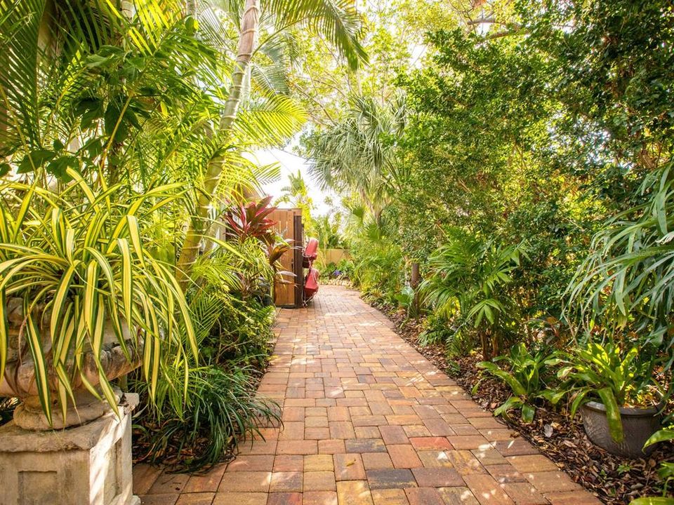 For Sale: $1,320,000 (3 beds, 3 baths, 1996 Square Feet)