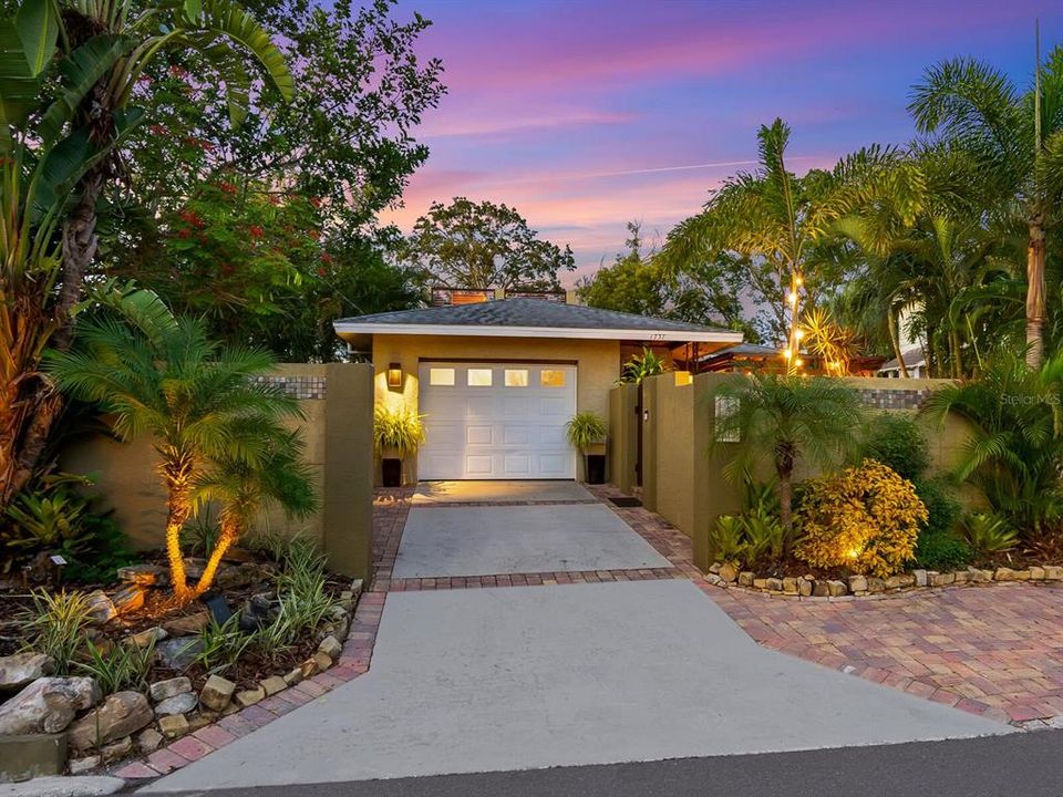 For Sale: $1,320,000 (3 beds, 3 baths, 1996 Square Feet)