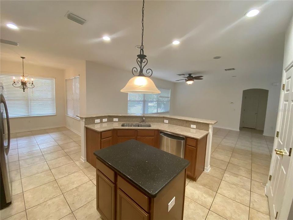 出租: $3,395 (4 贝兹, 3 浴室, 3248 平方英尺)