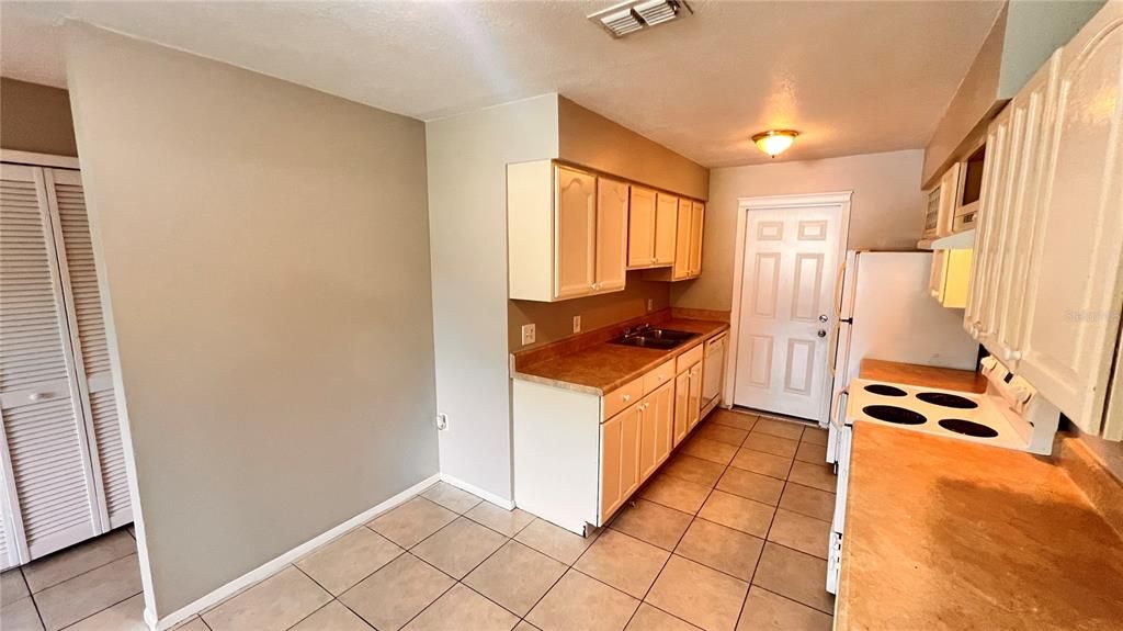 For Rent: $1,699 (3 beds, 2 baths, 1200 Square Feet)