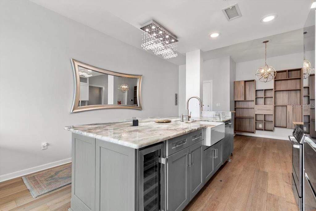 出租: $3,850 (1 贝兹, 1 浴室, 900 平方英尺)