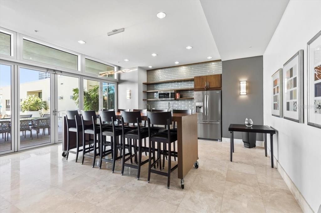 出租: $3,850 (1 贝兹, 1 浴室, 900 平方英尺)