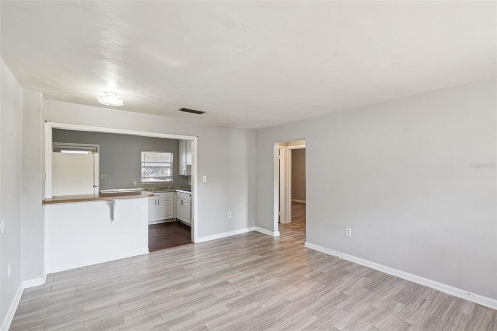 出租: $975 (2 贝兹, 1 浴室, 794 平方英尺)