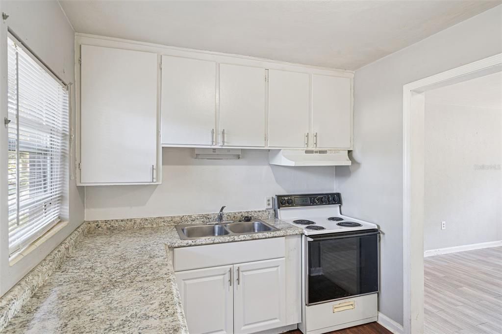 出租: $975 (2 贝兹, 1 浴室, 794 平方英尺)