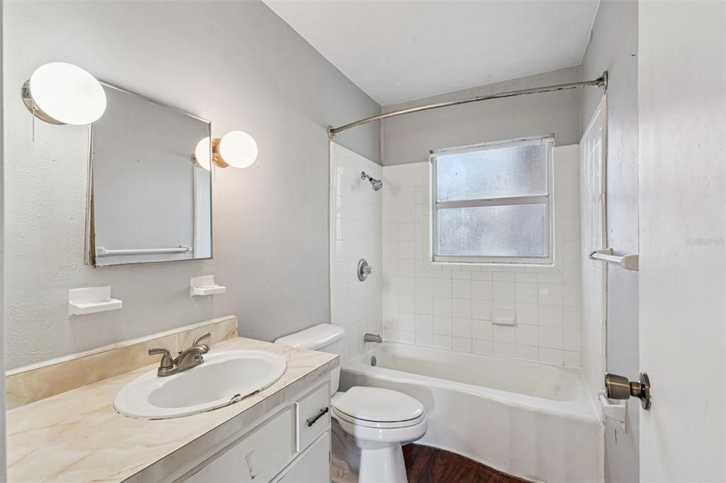 出租: $975 (2 贝兹, 1 浴室, 794 平方英尺)