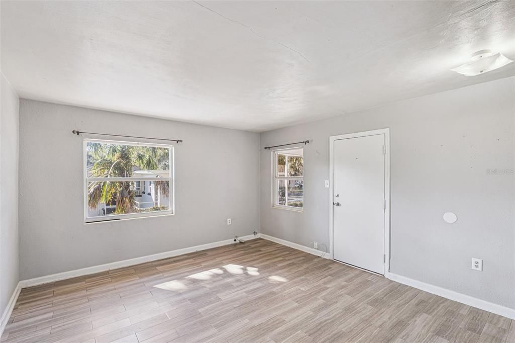 出租: $975 (2 贝兹, 1 浴室, 794 平方英尺)