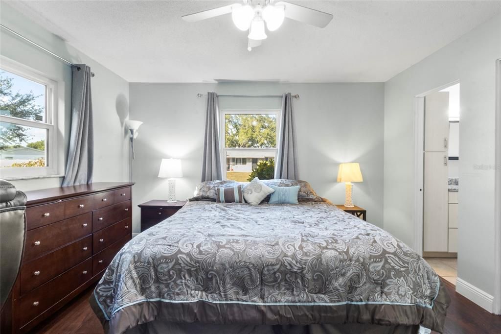 待售: $339,900 (2 贝兹, 2 浴室, 1232 平方英尺)