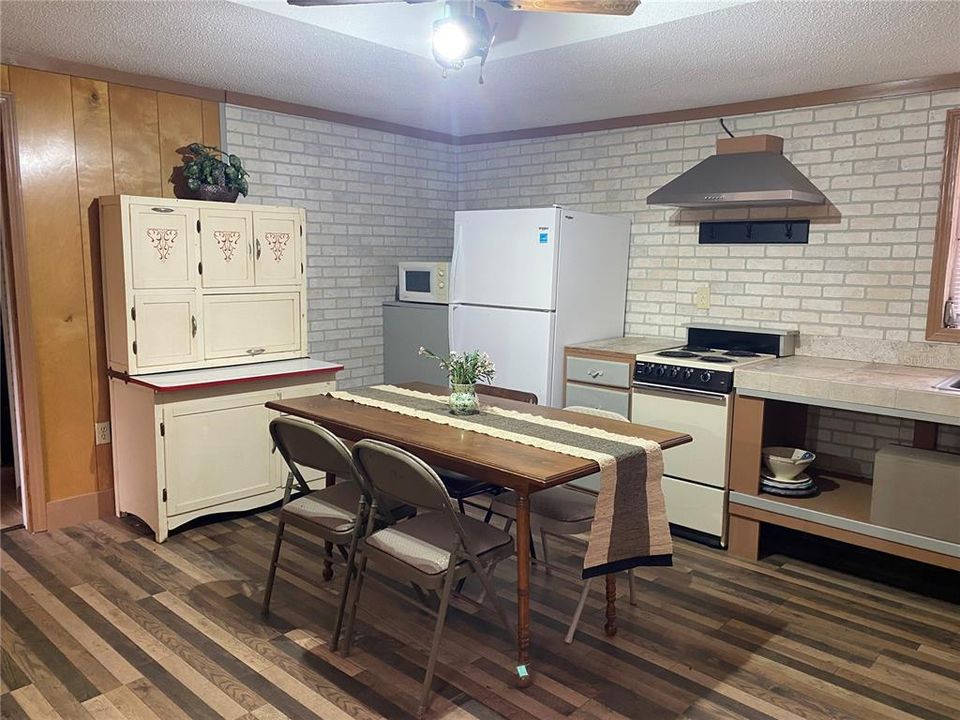 For Sale: $299,900 (3 beds, 3 baths, 1316 Square Feet)