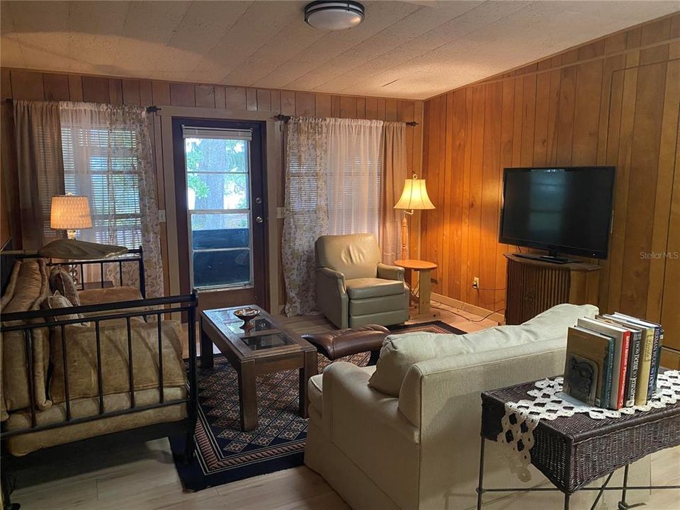 For Sale: $299,900 (3 beds, 3 baths, 1316 Square Feet)