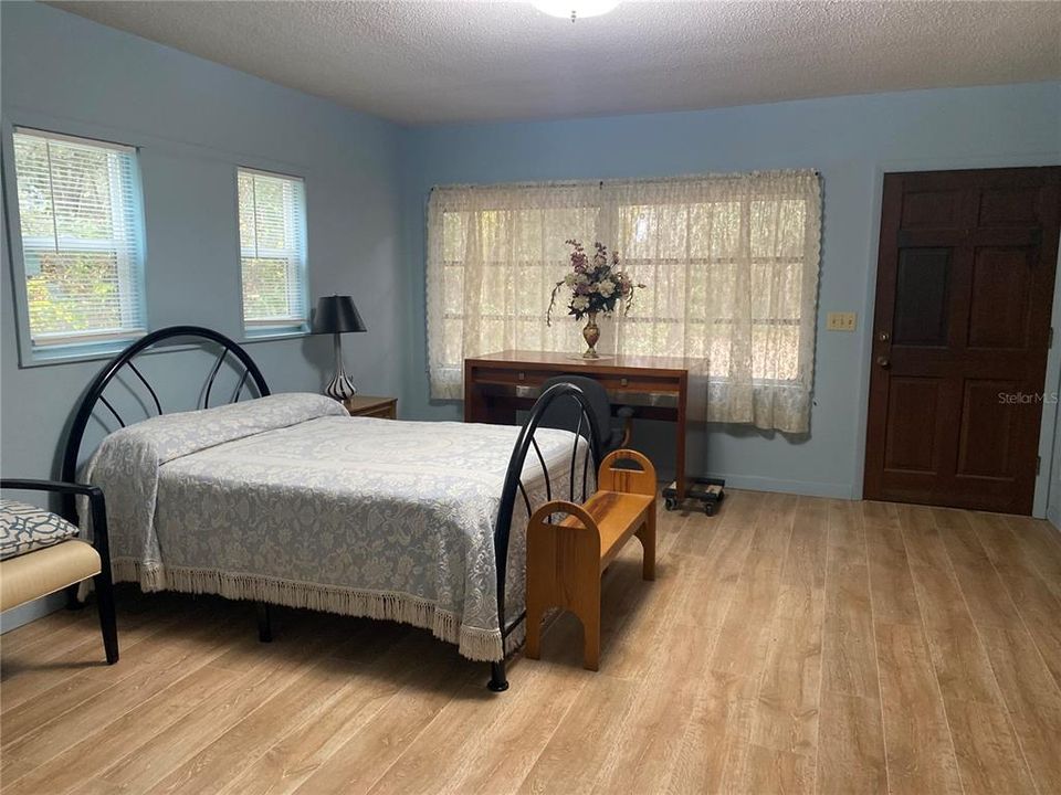 For Sale: $299,900 (3 beds, 3 baths, 1316 Square Feet)