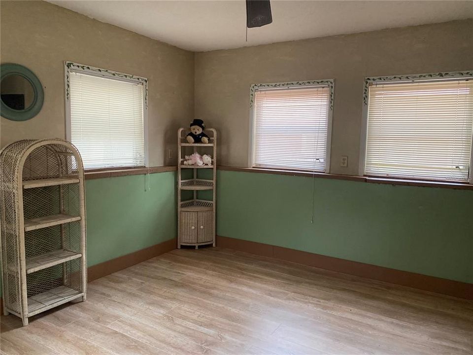 For Sale: $299,900 (3 beds, 3 baths, 1316 Square Feet)