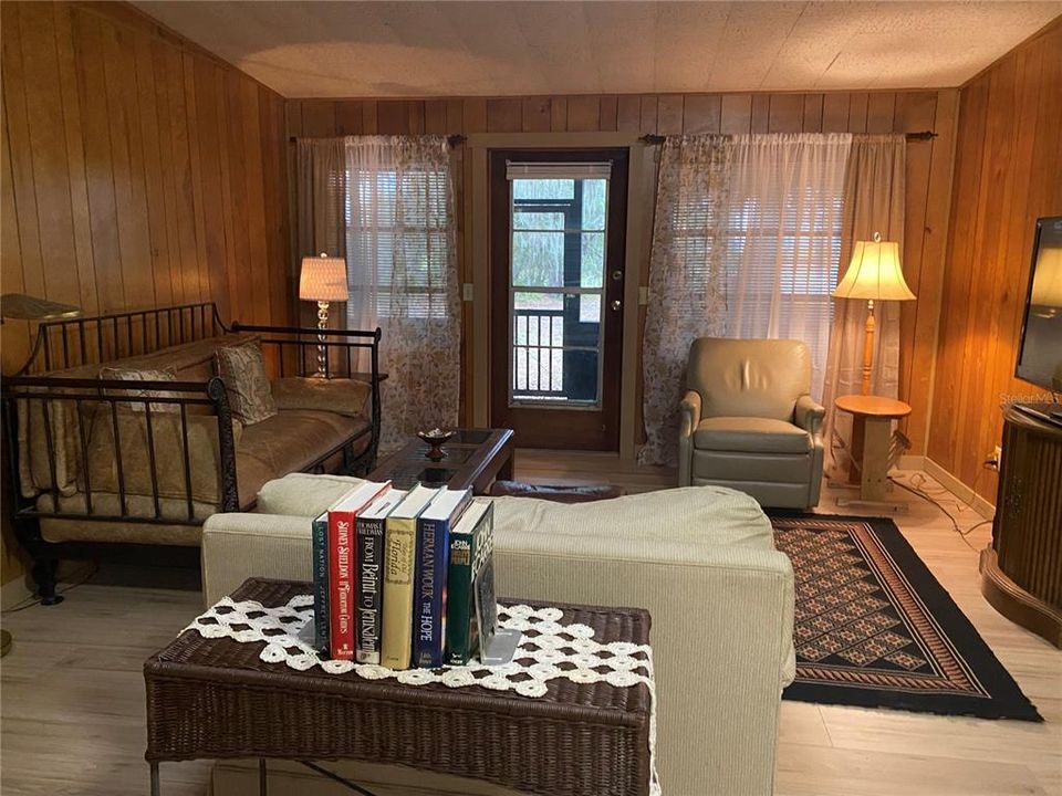 For Sale: $299,900 (3 beds, 3 baths, 1316 Square Feet)