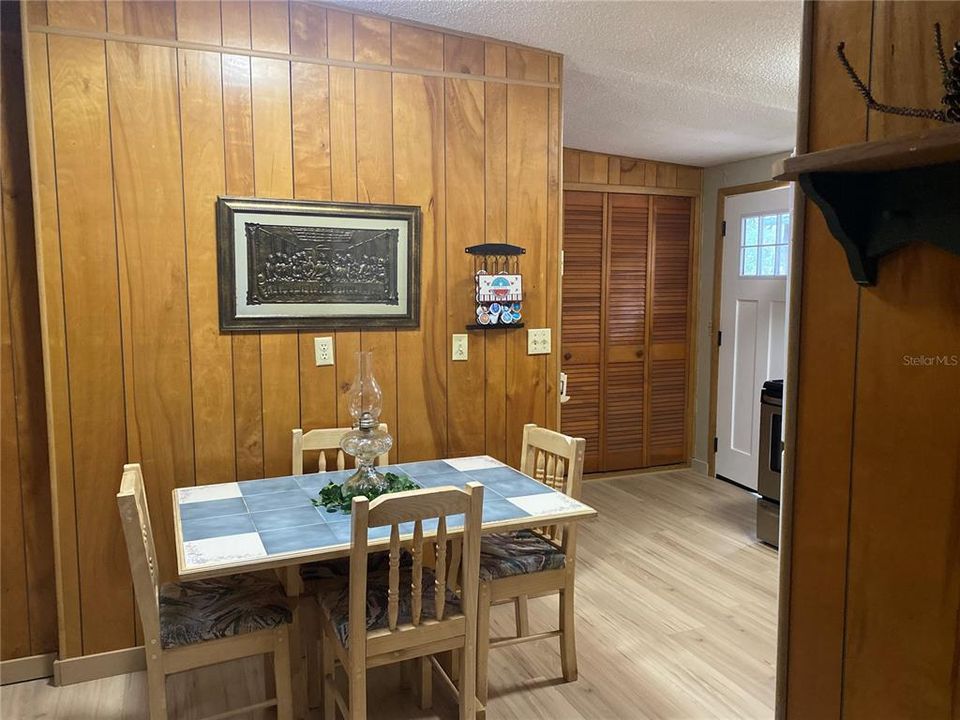 For Sale: $299,900 (3 beds, 3 baths, 1316 Square Feet)