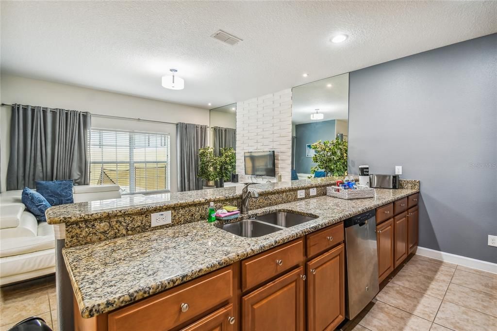 出租: $2,500 (4 贝兹, 3 浴室, 1902 平方英尺)