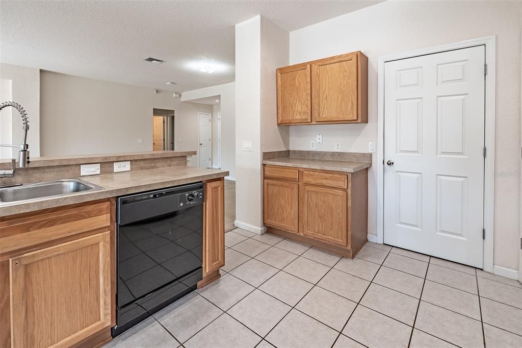 出租: $2,000 (3 贝兹, 2 浴室, 1714 平方英尺)