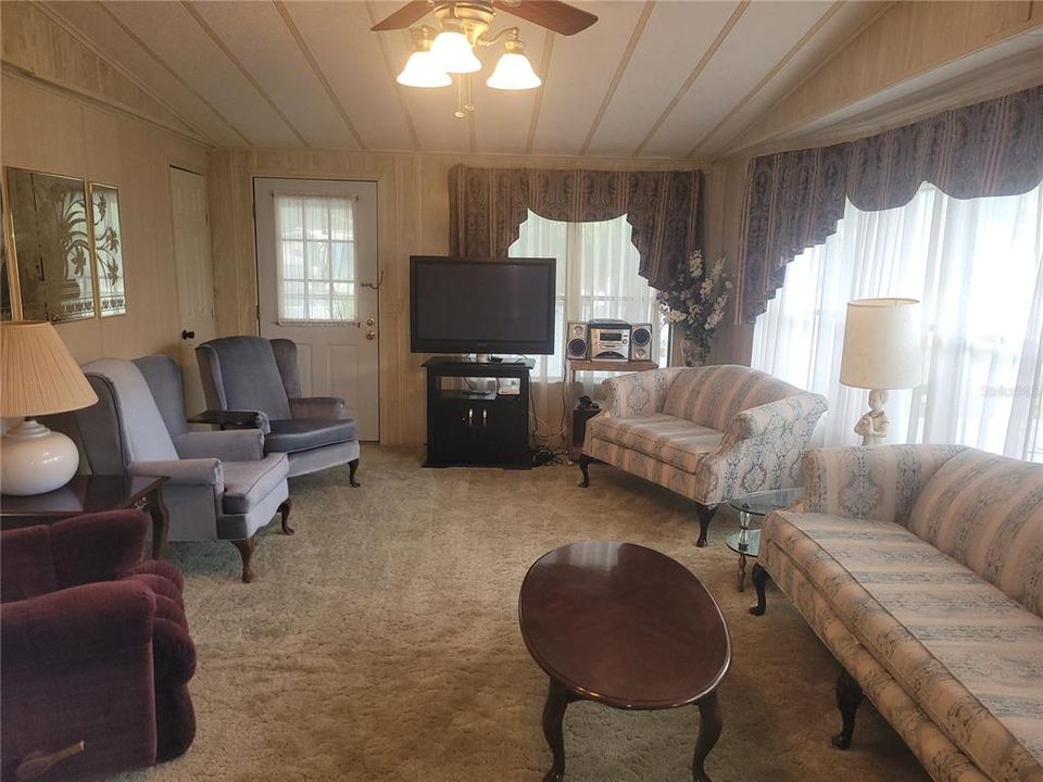 For Sale: $135,900 (2 beds, 2 baths, 1344 Square Feet)