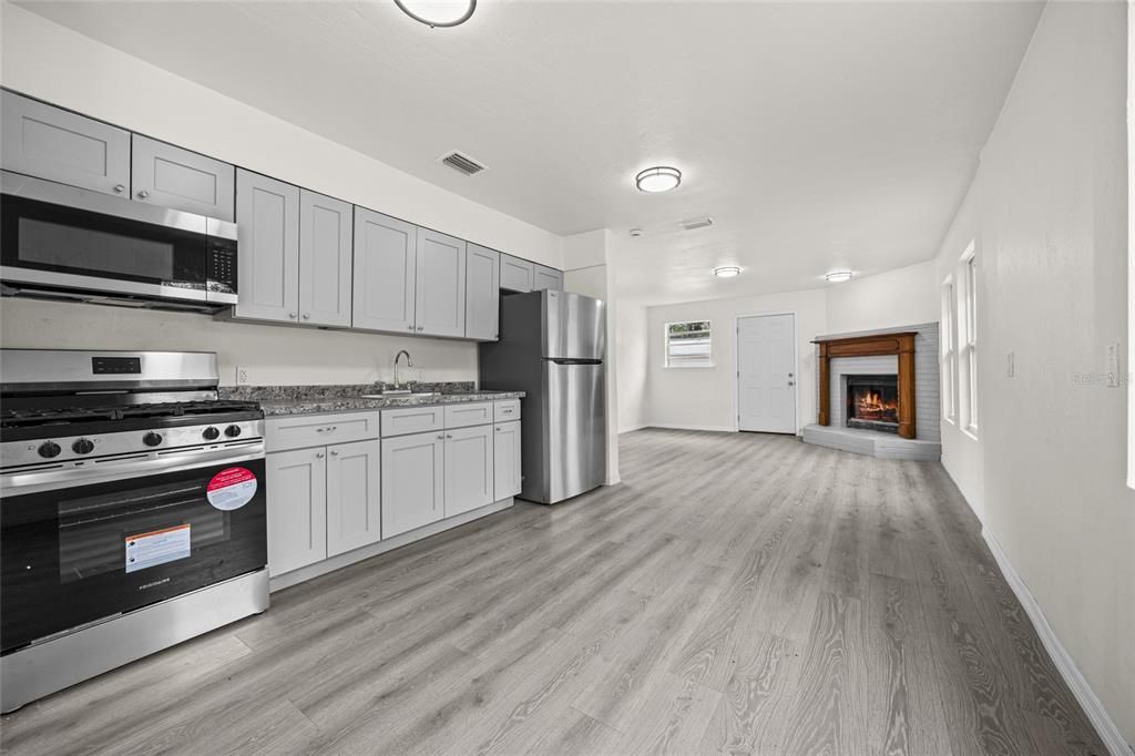 For Sale: $215,000 (3 beds, 2 baths, 1221 Square Feet)