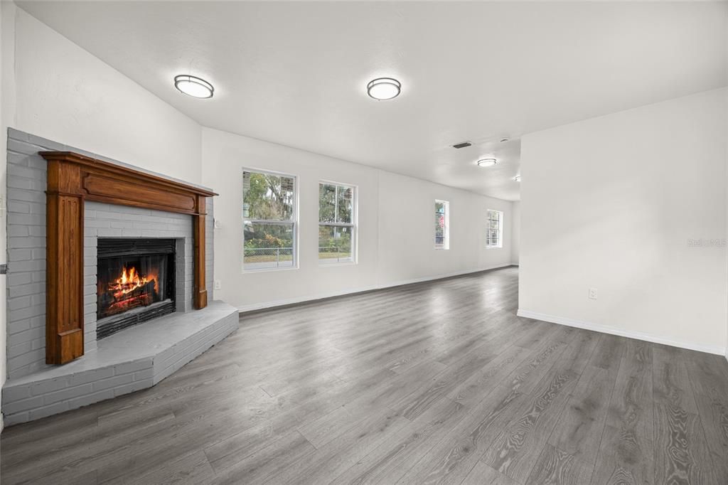 For Sale: $215,000 (3 beds, 2 baths, 1221 Square Feet)