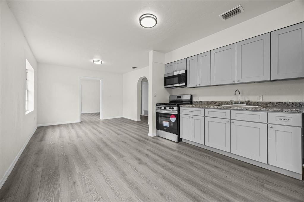 For Sale: $215,000 (3 beds, 2 baths, 1221 Square Feet)