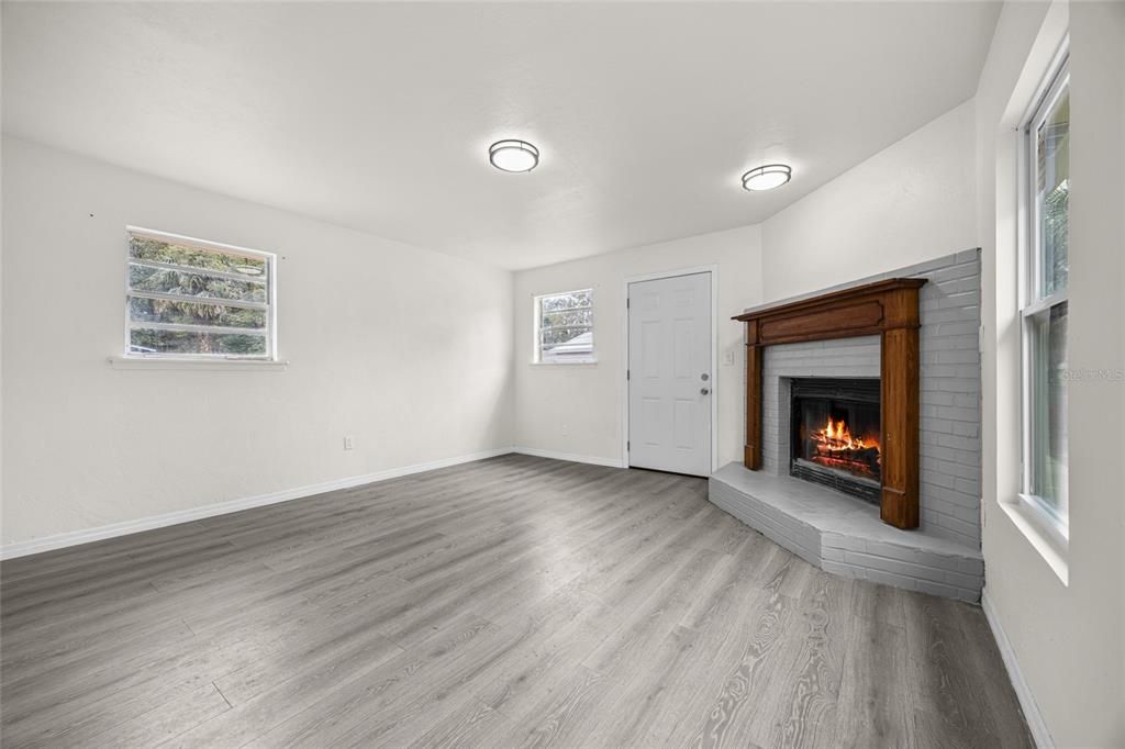 For Sale: $215,000 (3 beds, 2 baths, 1221 Square Feet)