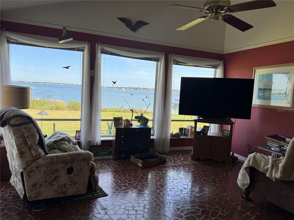 For Sale: $355,000 (3 beds, 2 baths, 1260 Square Feet)