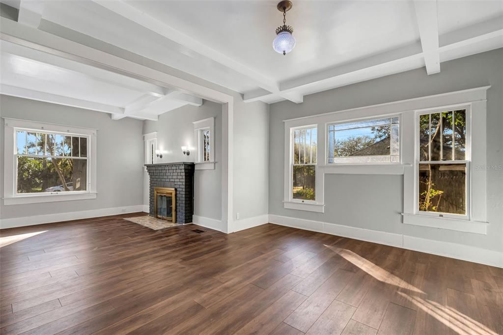 待售: $355,000 (2 贝兹, 1 浴室, 1077 平方英尺)