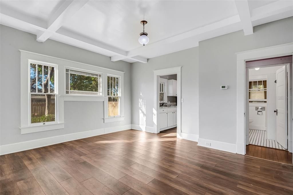 待售: $355,000 (2 贝兹, 1 浴室, 1077 平方英尺)