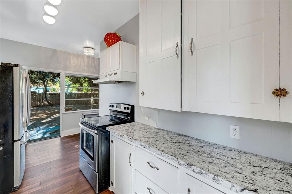 待售: $355,000 (2 贝兹, 1 浴室, 1077 平方英尺)