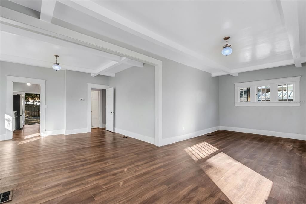 待售: $355,000 (2 贝兹, 1 浴室, 1077 平方英尺)