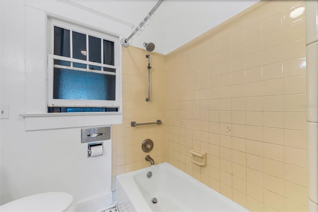 待售: $355,000 (2 贝兹, 1 浴室, 1077 平方英尺)