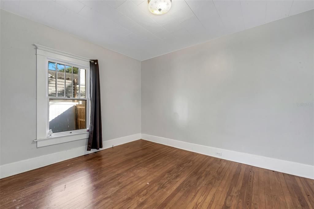 待售: $355,000 (2 贝兹, 1 浴室, 1077 平方英尺)