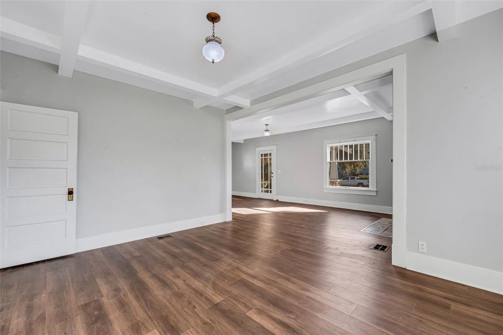 待售: $355,000 (2 贝兹, 1 浴室, 1077 平方英尺)