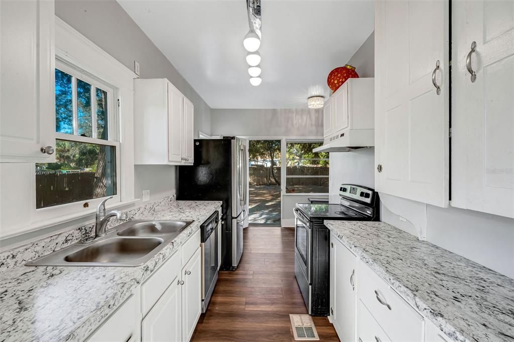 待售: $355,000 (2 贝兹, 1 浴室, 1077 平方英尺)