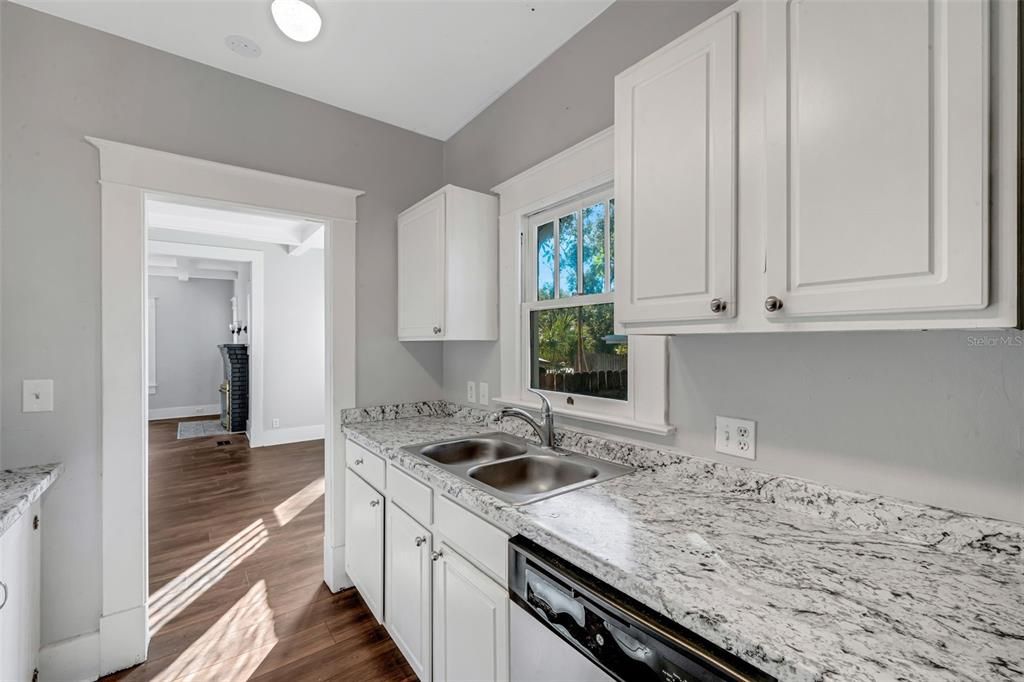 待售: $355,000 (2 贝兹, 1 浴室, 1077 平方英尺)