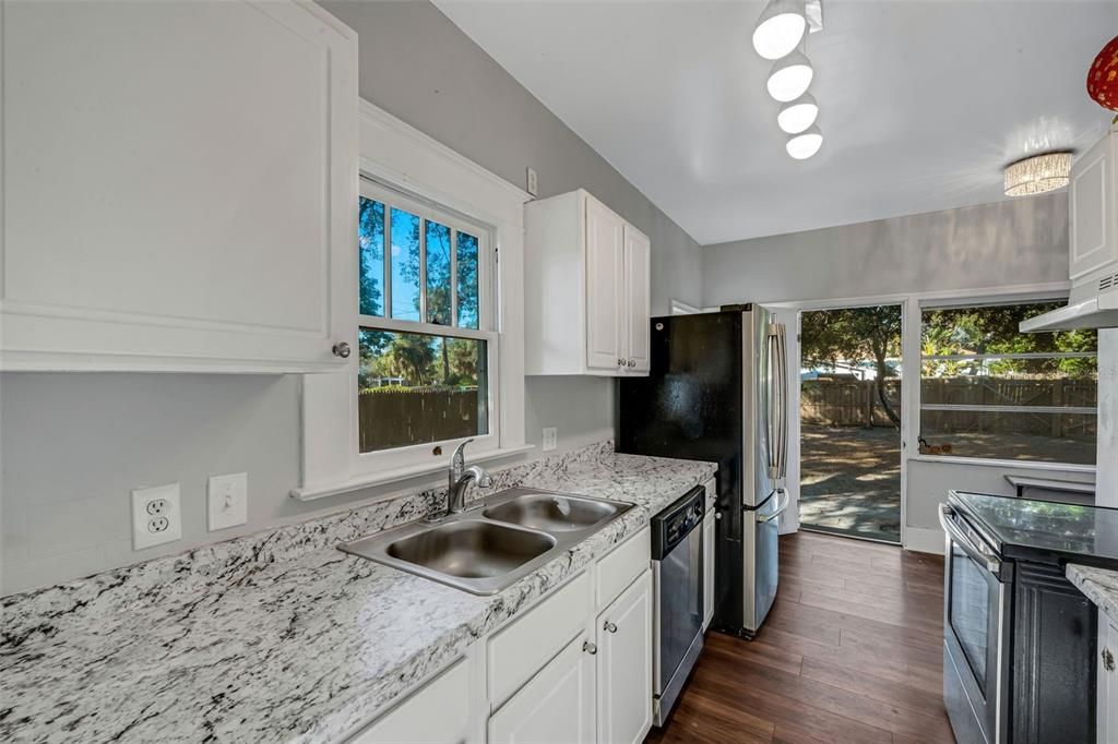 待售: $355,000 (2 贝兹, 1 浴室, 1077 平方英尺)