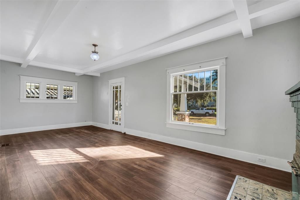 待售: $355,000 (2 贝兹, 1 浴室, 1077 平方英尺)