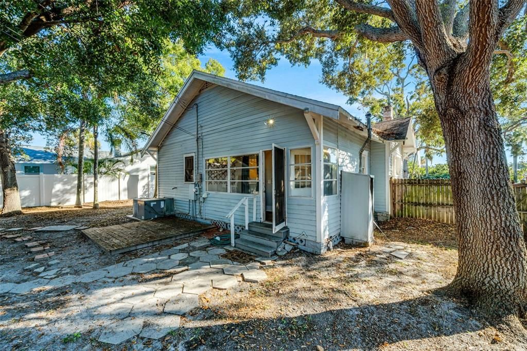 待售: $355,000 (2 贝兹, 1 浴室, 1077 平方英尺)