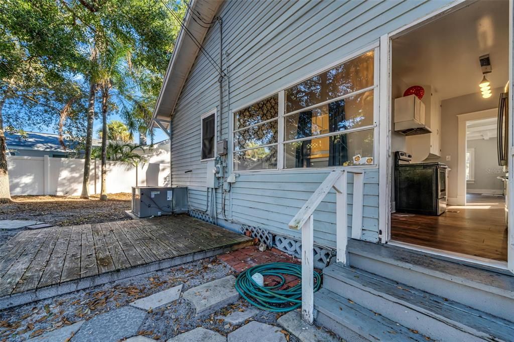 待售: $355,000 (2 贝兹, 1 浴室, 1077 平方英尺)