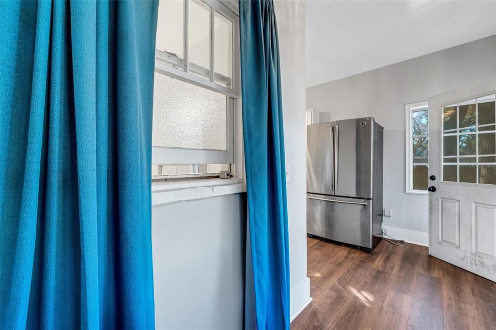 待售: $355,000 (2 贝兹, 1 浴室, 1077 平方英尺)