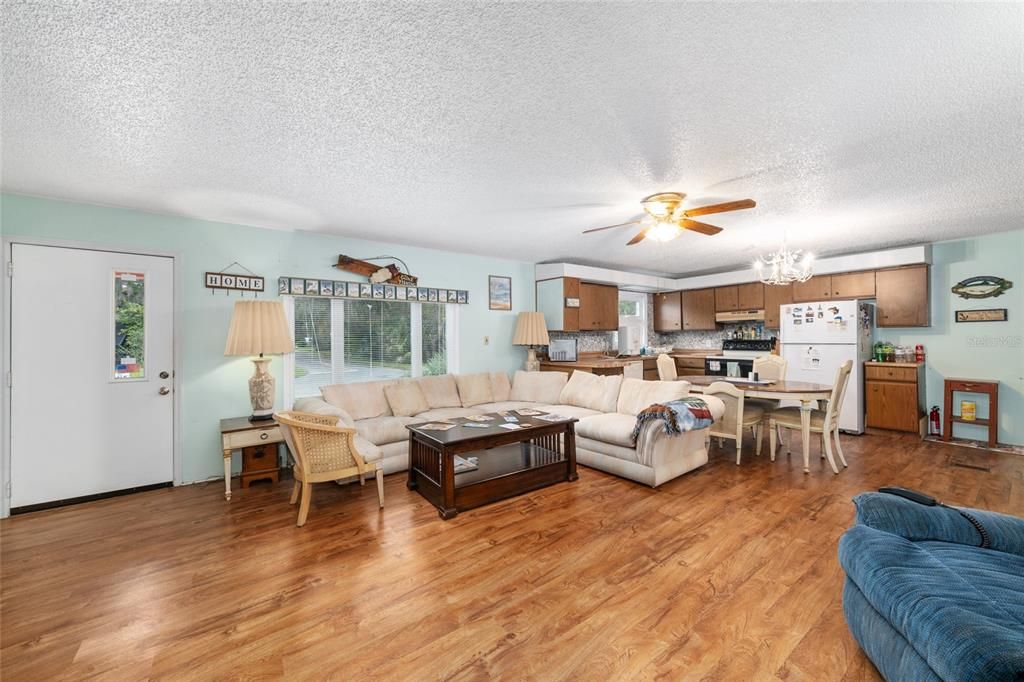 На продажу: $297,000 (2 спален, 2 ванн, 1516 Квадратных фут)