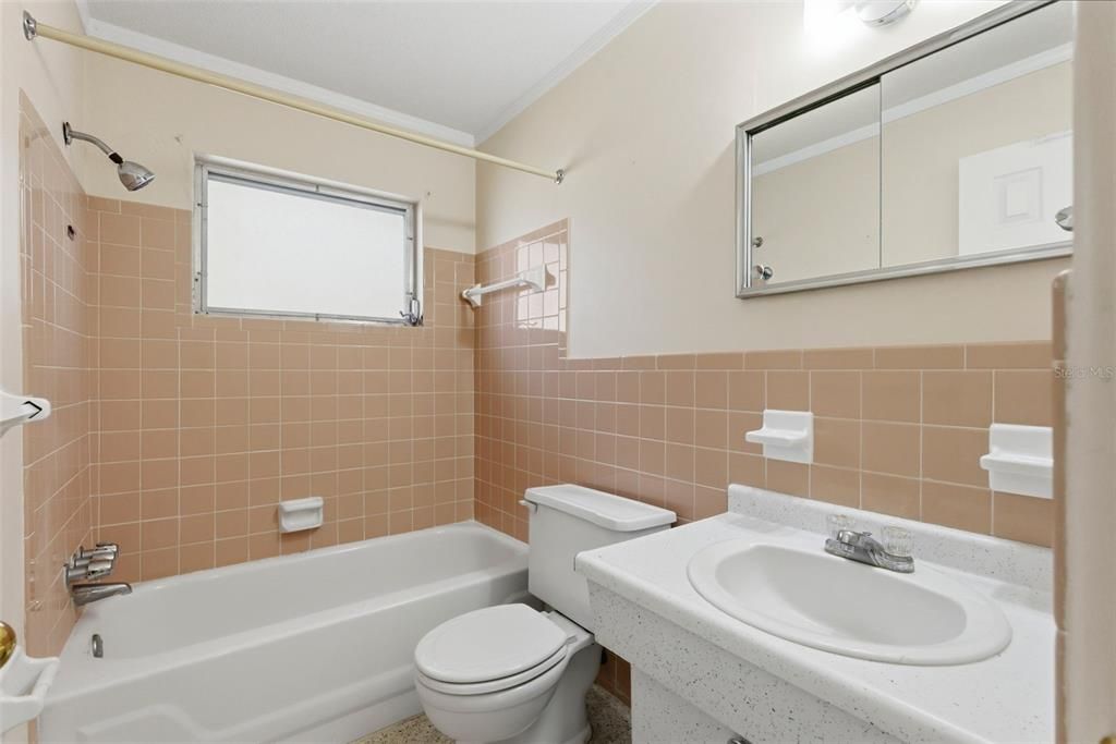 На продажу: $330,000 (2 спален, 1 ванн, 864 Квадратных фут)