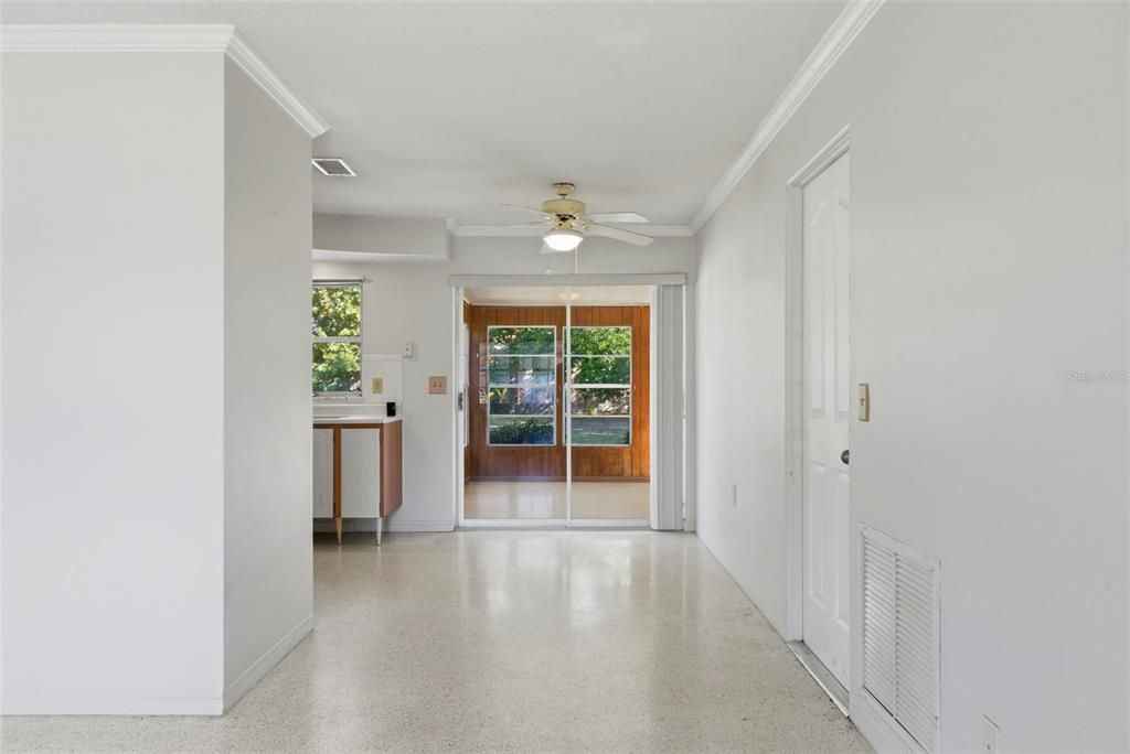 На продажу: $330,000 (2 спален, 1 ванн, 864 Квадратных фут)