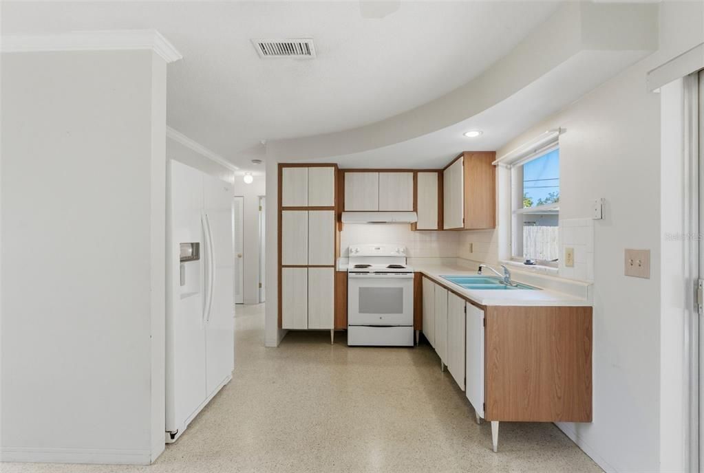 На продажу: $330,000 (2 спален, 1 ванн, 864 Квадратных фут)