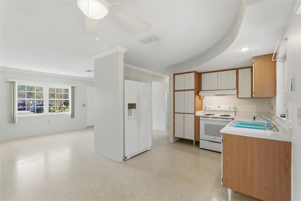 На продажу: $330,000 (2 спален, 1 ванн, 864 Квадратных фут)