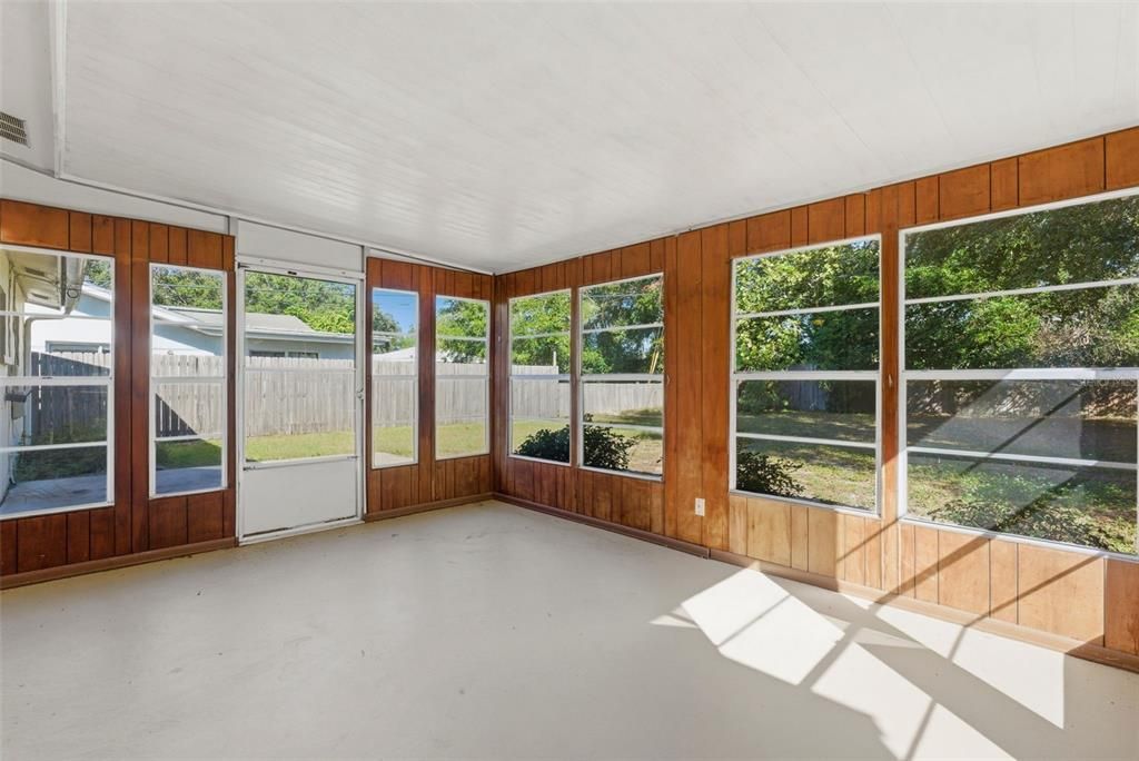 На продажу: $330,000 (2 спален, 1 ванн, 864 Квадратных фут)