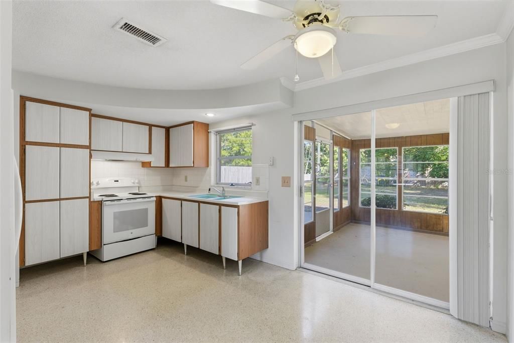 На продажу: $330,000 (2 спален, 1 ванн, 864 Квадратных фут)