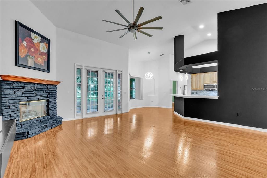 En Venta: $550,000 (4 camas, 2 baños, 2196 Pies cuadrados)