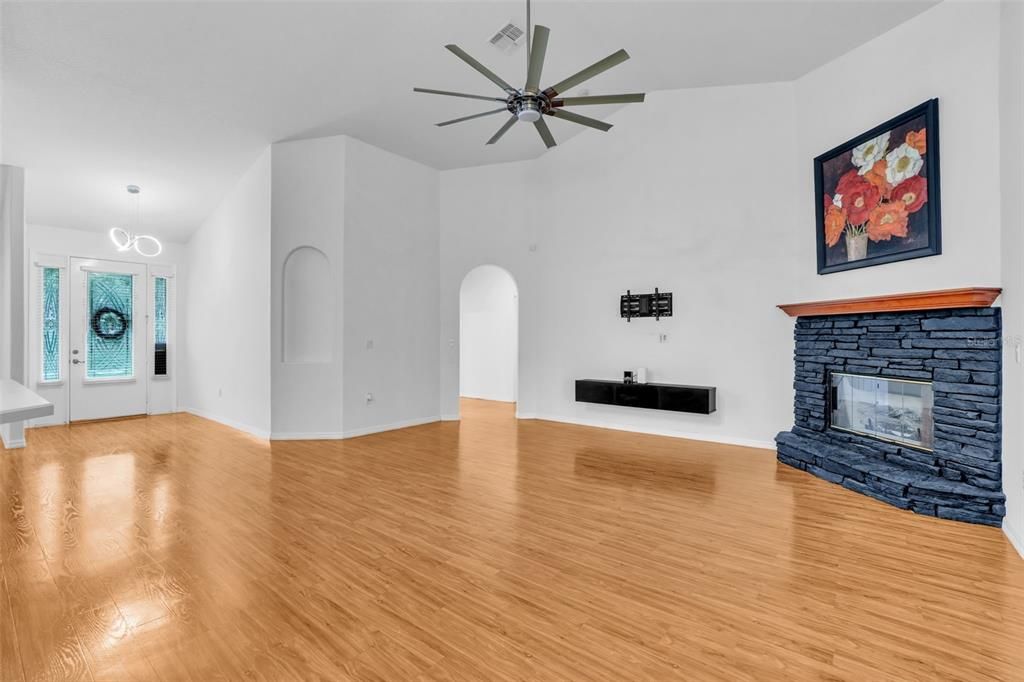 En Venta: $550,000 (4 camas, 2 baños, 2196 Pies cuadrados)