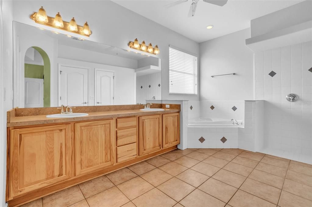 En Venta: $550,000 (4 camas, 2 baños, 2196 Pies cuadrados)