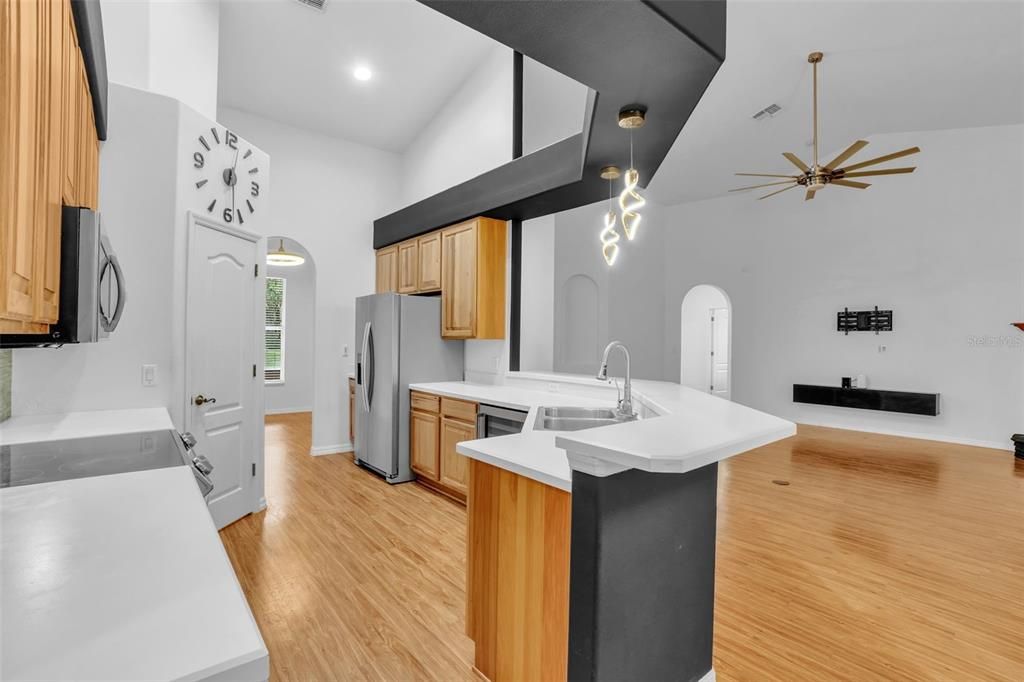 En Venta: $550,000 (4 camas, 2 baños, 2196 Pies cuadrados)